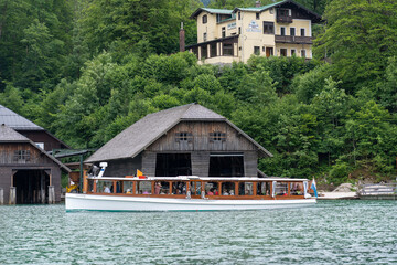 Fototapeta na wymiar Königssee Boot Berge Bayern Deutschland Wald Hütte Christlieger Malerwinkel Kirche St.Bartholomä