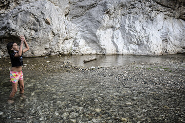 Mädchen spielt mit Wasser