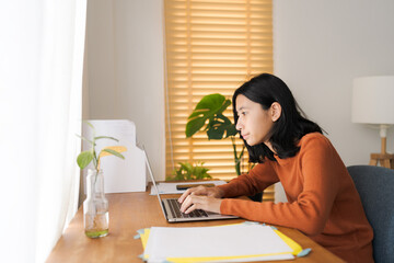 Obraz na płótnie Canvas Asian girl student learning online via the internet with tutor on laptop