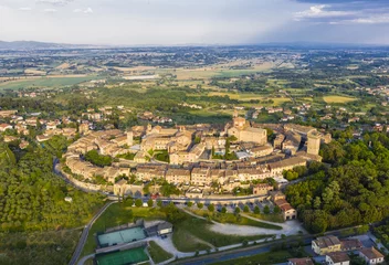 Gartenposter Lucignano town in Tuscany from above © Fyle