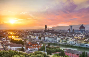 Foto op Plexiglas Zonsondergang over de rivier de Arno in Florence in Italië © Fyle