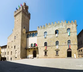 Selbstklebende Fototapeten Historic City Hall in Arezzo in Italy © Fyle