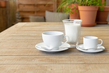 Tee, Kaffee und Milch auf Tisch zu Hause im freien