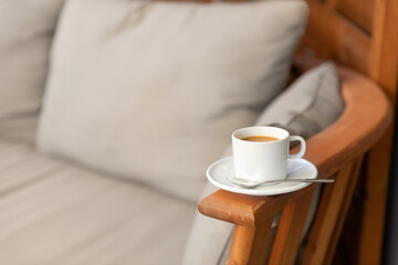 Kaffeepause auf dem bequemen Sofa