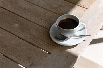 Tasse mit Kaffe oder Tee für einen perfekten Start in den Morgen