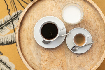 Drei Getränke auf Holztisch für die Pause