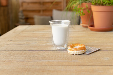 Milch und leckeres Gebäck, Pause machen und erholen.