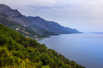 Fototapeta na wymiar Wybrzeże Chorwackie z widokiem na morze Adriatyckie i góry Biokovo