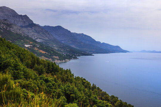 Wybrzeże Chorwackie z widokiem na morze Adriatyckie i góry Biokovo © Magdalena