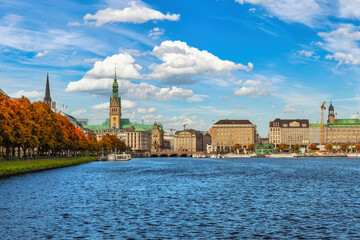 Obraz premium Hamburg Germany, city skyline at Alster with autumn foliage season