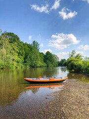 Kanu auf Fluss im grünen, Kajak Wassersport