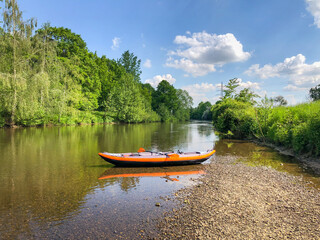 Kanu auf Fluss im grünen, Kajak Wassersport