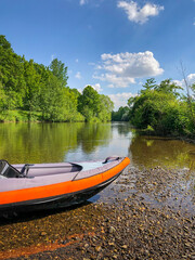 Fototapeta na wymiar Kanu auf Fluss im grünen, Kajak Wassersport