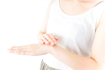 ハンドケアをする女性