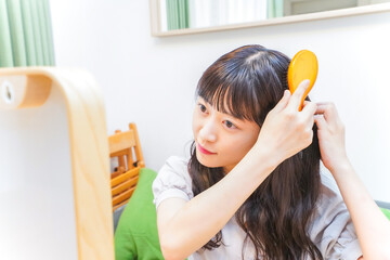 髪のセットをする若い女性