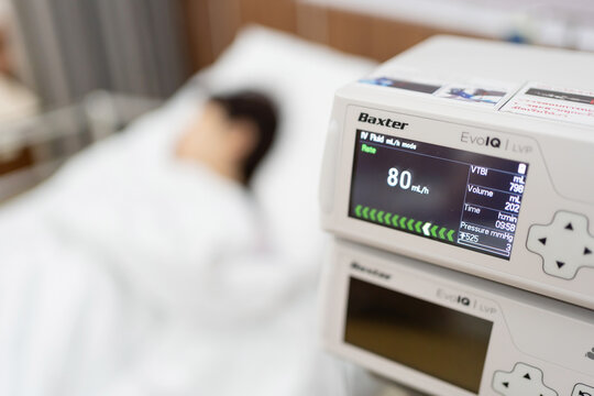 View of the Baxter Evo IQ infusion pump with monitor show rate of saline ml/h transfer to patient 