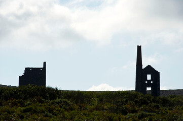 Obraz premium Old mine buildings near Bosigran Cliff, Cornwall, England
