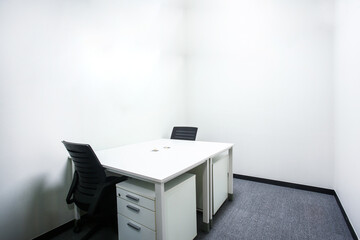 Fototapeta premium n office with a neat white background and chairs and desks 깔끔한 흰배경에 의자와 책상이 있는 사무실