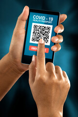 A woman's hand opens the QR of the health pass on a mobile phone