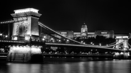 Fototapeta na wymiar Pont des chaînes de Budapest éclairé de nuit en noir et blanc 