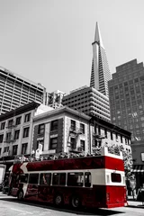 Foto op Canvas photographie urbaine d'un bus à étage dans les rues de San Francisco montrant les bâtiments typiques de la ville - photographie en couleur sélective (noir, blanc, rouge) © Yannick