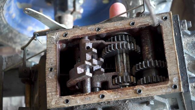 repair of a tractor transmission,jammed the gearbox on the tractor, the details of the gearbox