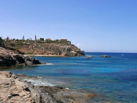 bella immagine assolata della costa marina siracusana in sicilia
