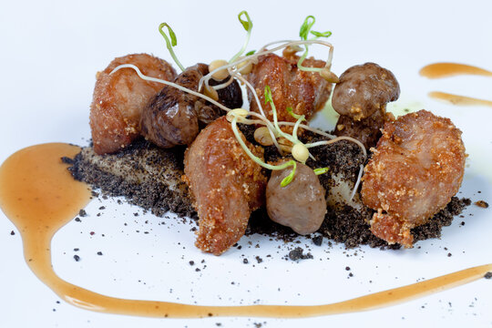 Mollejas de cordero salteadas sobre tierra de olivas, ajo y carranzana caranegra