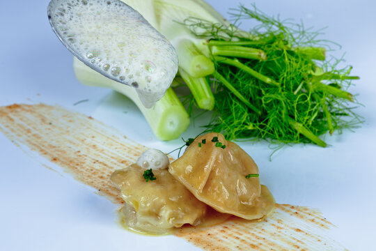 Ravioli de cigala con sopa de hinojo y praline de avellanas