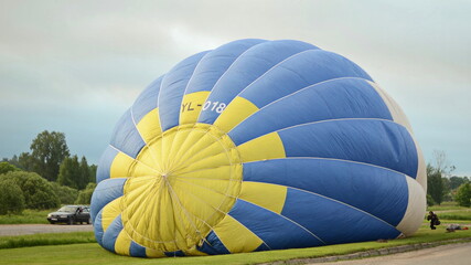 Fototapeta premium Preparing to take off with a colorful hot air balloon.