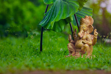 Water splash on lord ganesha sculpture. celebrate lord ganesha festival. - obrazy, fototapety, plakaty