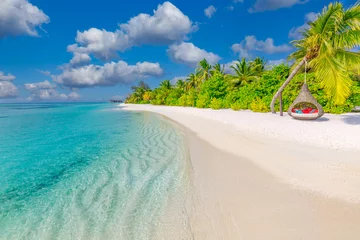 Idyllische tropische Strandlandschaft für Hintergrund oder Tapete. Design des Tourismus für Sommerferien-Ferienzielkonzept. Erstaunliche Naturlandschaft, luxuriöser reisender Hintergrund, sonniger blauer Himmel © icemanphotos