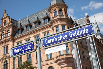 Fototapeta premium signage Dernsches Gelände and Marktplatz - engl. square of Dern and market square - in Wiesbaden