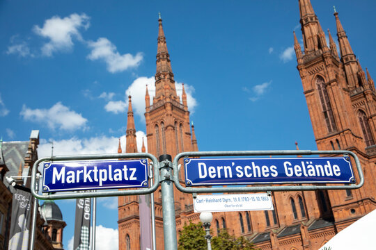 signage Dernsches Gel&auml;nde  and Marktplatz - engl. square of Dern and market square -  in Wiesbaden
