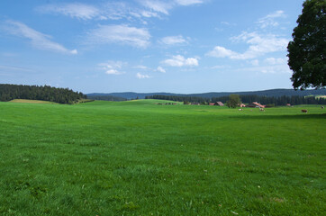 Vue des bureaux de douane à la frontière suisse sur le chemin de l’orlogeur.
