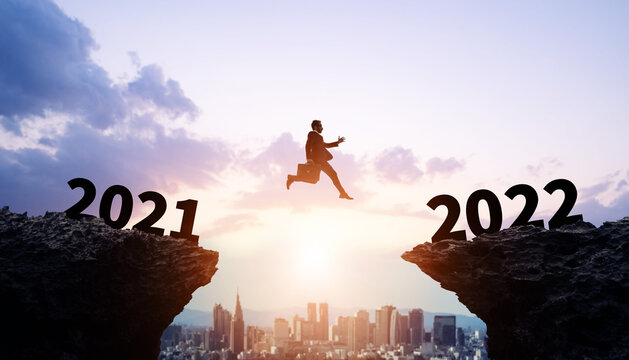 2022年ビジネス向け新年イメージ　ジャンプするビジネスマン　令和4年　年賀状