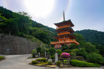 和歌山県那智勝浦町 熊野那智大社、虹(日暈)と青岸渡寺の三重塔