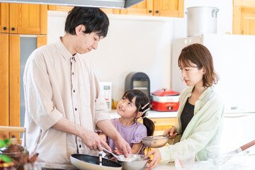 Obraz premium 家族で料理を作る仲良しのファミリー