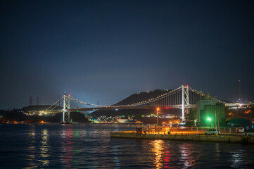 Fototapeta na wymiar 関門海峡と関門橋の美しい夜の眺め