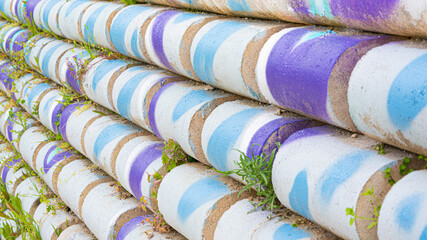 Concrete cylinders forming a coloured wall