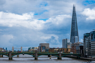 Obraz premium The Shard skyscraper landmark building dominating the skyline behind the Southwark Bridge.