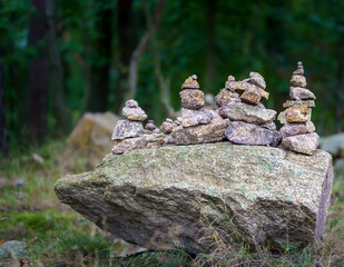 Obraz premium gestapelte Steine im Wald