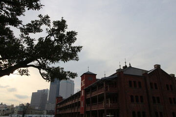 Fototapeta na wymiar rotes Backsteingebäude an einem Hafen in Japan