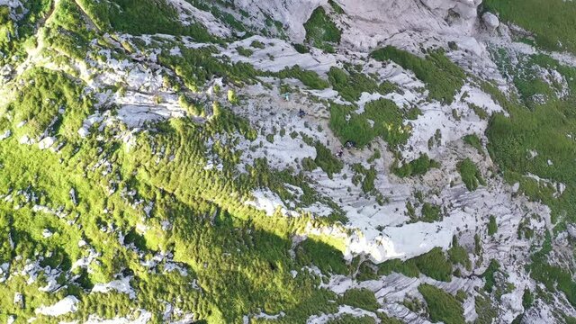Drone - Survol de rochers dans les Alpes