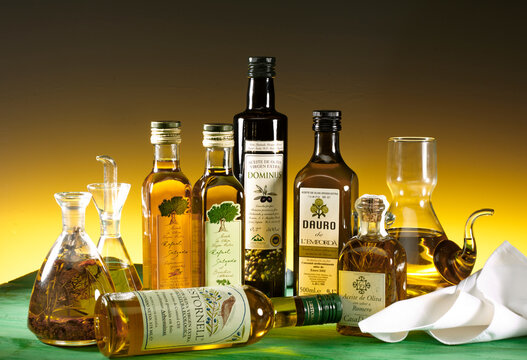 aceites de oliva virgen extra y aceiteras. extra virgin olive oils and oil cans.