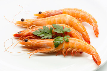 Gambon cocido con perejil sobre fondo blanco. prawns cooked with parsley on a white background.