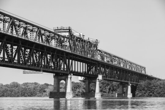 Black and white photo of Danube Bridge