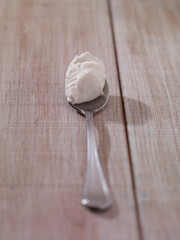 Colher com ricota sobre fundo de madeira rustica