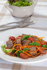 Filé mignon grelhado com legumes orgânicos