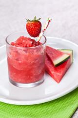 Granita de melancia e morango com limonada 